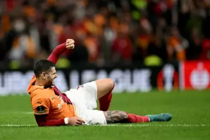 Icardi quedó tendido en el piso, señalándose su rodilla derecha y con claros gestos de dolor
