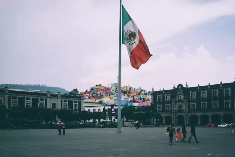 Gente Cerca De La Bandera Mexicana
