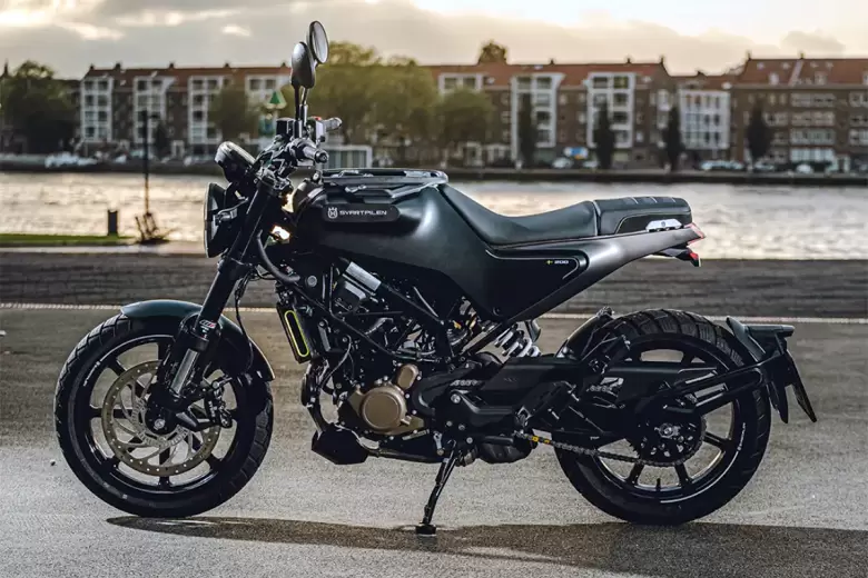 La Husqvarna Svartpilen 200 se ensambla en la planta de Grupo Simpa, en Campana.