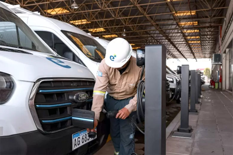 La Ford E-Transit es 100% eléctrica y tiene una autonomía de hasta 317 km.