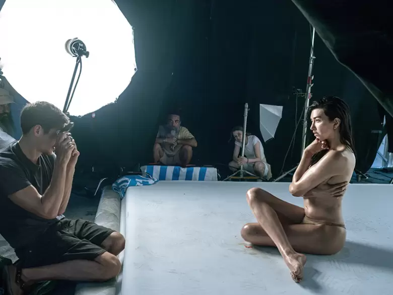 El fotógrafo estadounidense Ethan James Green retratando a la artista Martine Gutierrez.