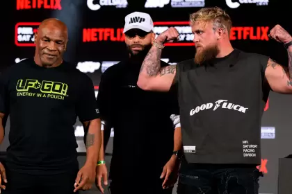 El mediático combate entre Mike Tyson (izquierda) y el youtuber Jake Paul (derecha) fue anunciado como profesional