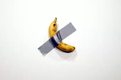 Una banana en la pared