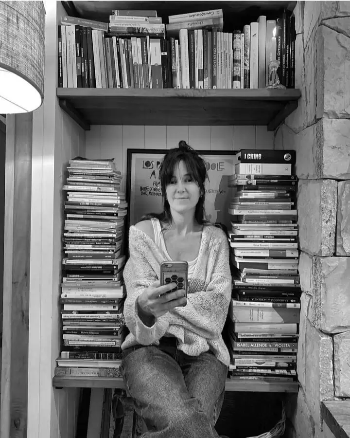 Clara Oyuela, escritora, psicóloga y psicodramatista, que hace seis años investiga y analiza la influencia del uso del celular y redes en nuestra salud mental.