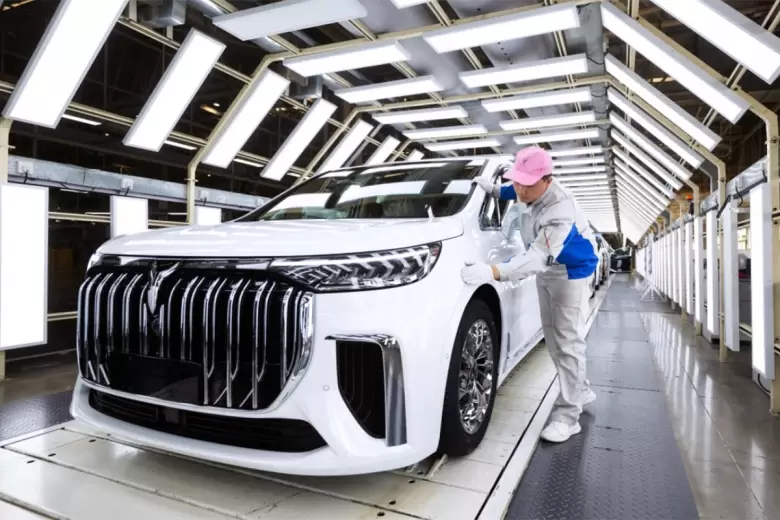La producción anual de vehículos electrificados en China pasó las 10 millones de unidades por primera vez.