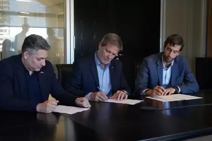 Representantes de PCR y ArcelorMittal Acindar en la firma del acuerdo