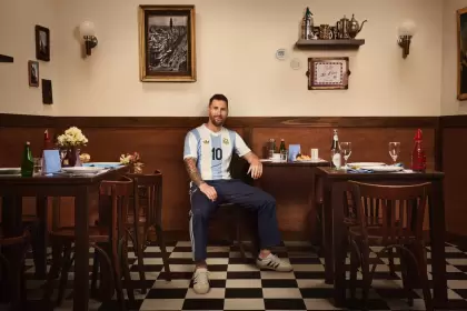 El capitán Lionel Messi modelando la nueva camiseta de Argentina realizara por Adidas