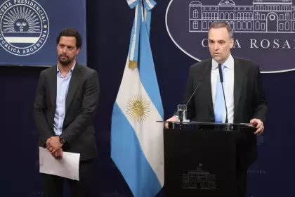 El Secretario de Industria y Comercio Pablo Lavigne junto a el vocero presidencial Manuel Adorni