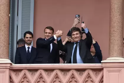 Emmanuel  Macron en Argentina: una mala noticia para Javier Milei y una visita impactante a una Iglesia