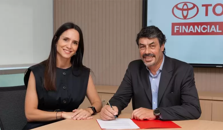 Florencia Román, Gerente de Alianzas Comerciales de Banco Galicia y Eduardo Espinelli, Presidente de Toyota Compañía Financiera.