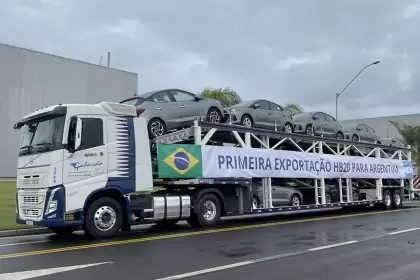 El primer embarque de unidades de Hyundai HB20 que partió rumbo a la Argentina.