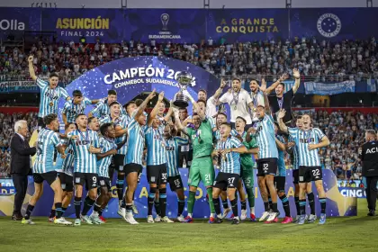 La consagración de Racing en la Sudamericana puede servir como incentivo anímico para ir por la LPF. (@RacingClub)