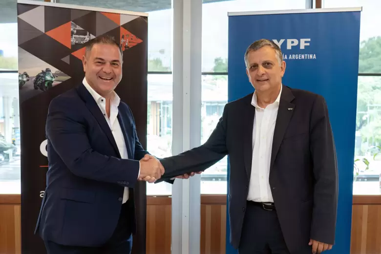 Leandro Iraola, presidente de Grupo Corven y Horacio Marín, Presidente y CEO de YPF, sellaron el acuerdo.
