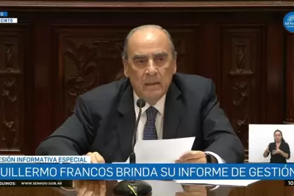 El jefe de Gabinete está presentando por primera vez su informe de gestión en la Cámara Alta. Recibió más de mil preguntas.