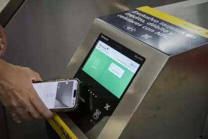 Comenzó a funcionar el sistema para pagar el subte con tarjeta de débito, crédito y celular