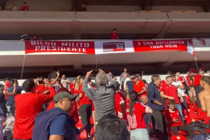"Diego Milito presidente": la curiosa bandera que apareció en la cancha de Independiente