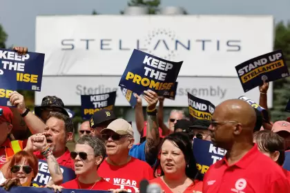 El sindicato automotor norteamericano celebra la renuncia del CEO de Stellantis