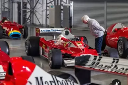 Ecclestone, ex mandamás de la Fórmula 1, observa la Ferrari que corrió Lole Reutemann y es parte de su colección.