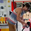 Anuncio del Gobierno: permitirá que los conductores carguen nafta solos en estaciones de servicio