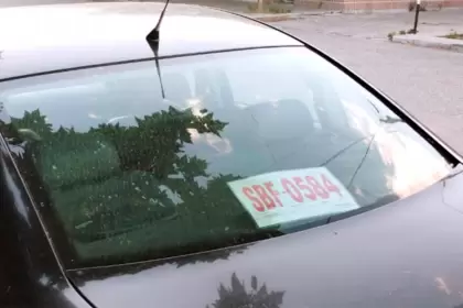 Por el faltante de patentes de chapa hay un gris con los autos que quieran salir del país con las provisorias