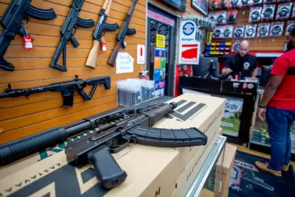 El Gobierno bajó la edad mínima para portar armas a 18 años