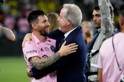 Lionel Messi abraza a Jorge Mas, uno de los dueños del Inter Miami