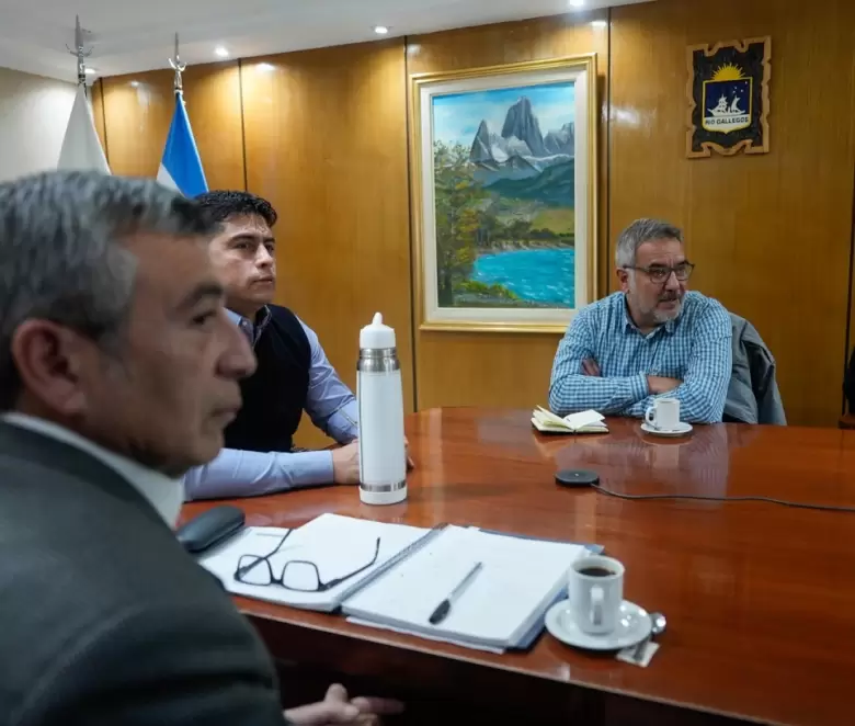 YPF presentó al gobernador de Santa Cruz, Claudio Vidal y al ministro de Energía y Minería, Jaime Álvarez, los detalles de lproyecto.