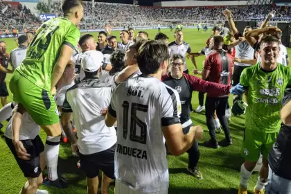 El festejo del plantel de Central Córdoba luego de salir campeón de la Copa Argentina 2024