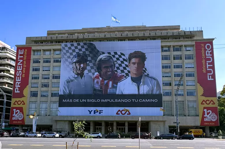 El imponente mural con la imagen de Fangio, Reutemann y Colapinto que se luce en el frente del edificio del ACA.