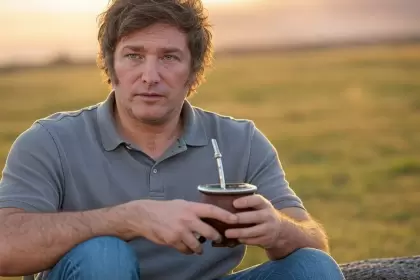 Javier Milei tomando mate. Imagen hecha con IA.