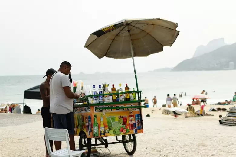 Puesto De Venta De Artículos De Playa En La Prístina Costa De Río