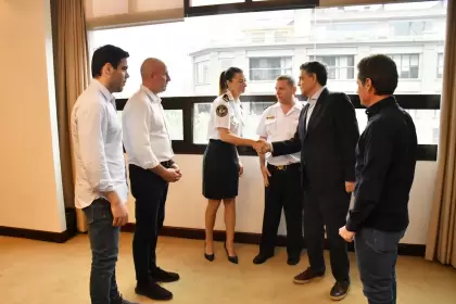 Nueva fuga en una alcaidía de la Policía de la Ciudad: 17 detenidos escaparon por un hueco en la pared.