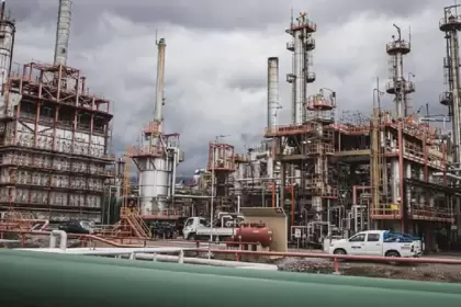 Elestudio muestra que el nivel de procesamiento en refinerías tuvo una mejoría con la recuperación de la refinería Luján de Cuyo de YPF