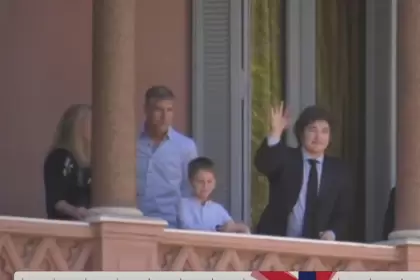 Martín Palermo junto a Javier Milei en el balcón presidencial en la Casa Rosada.