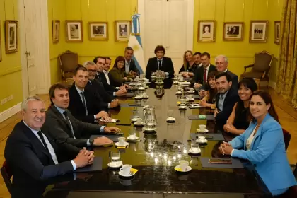 Javier Milei junto a los radicales