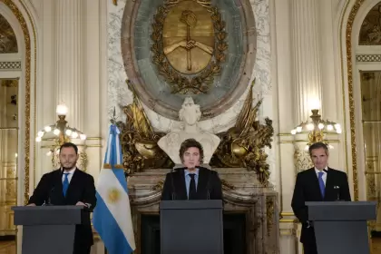 De izquierda a derecha: Demián Reidel, Javier Milei y Rafael Grossi.