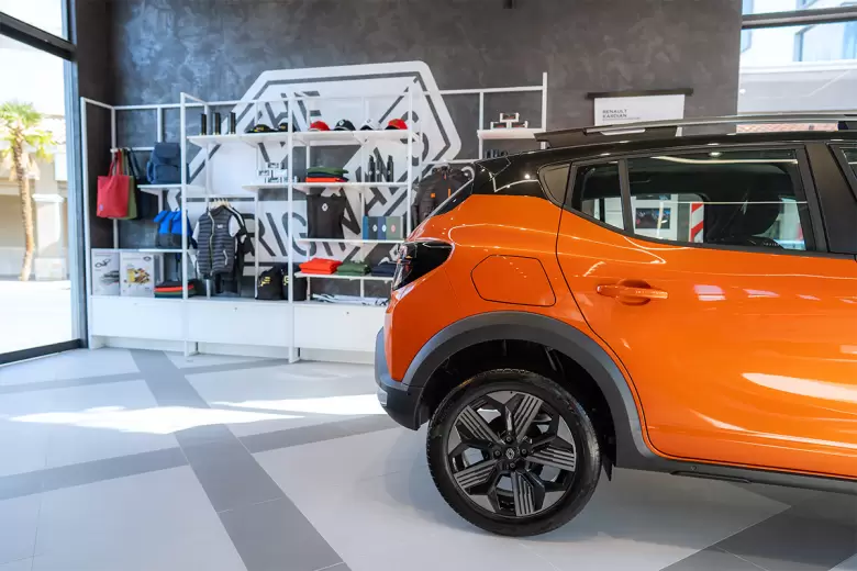 En cada rnlt habrá una tienda de productos Renault The Originals.