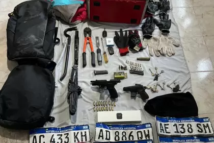 Se incautaron armas, dólares, llaves, herramientas, chapas patentes, y hasta una mochila y campera de PedidosYa que se utilizaban de señuelo.