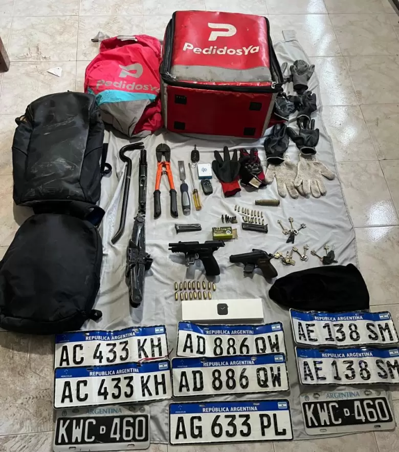 Se incautaron armas, dólares, llaves, herramientas, chapas patentes, y hasta una mochila y campera de PedidosYa que se utilizaban de señuelo.