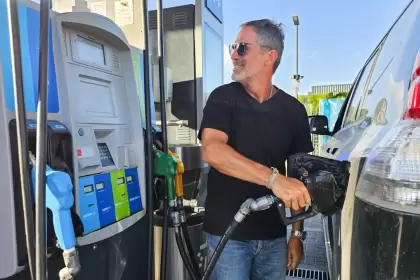 Cambio histórico: se viene el autoservicio de combustibles en la Argentina y una empresa líder desembarca en el país para ofrecerlo