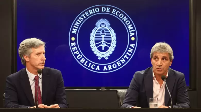 El presidente del Banco Central, Santiago Bausili, junto con el ministro de Economía, Luis Caputo