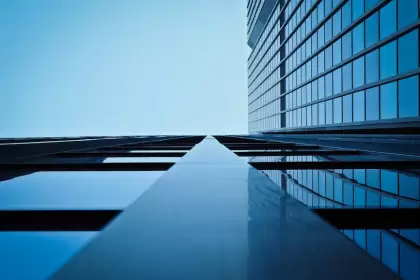 Vista De ángulo Bajo Edificio De Oficinas Contra El Cielo Claro
