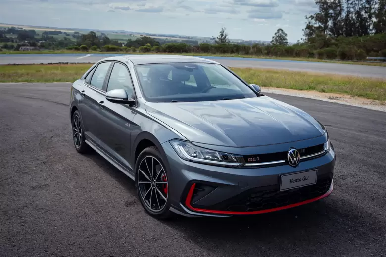 El Volkswagen Vento GLI estrena el nuevo emblema de la marca y cambios de diseño.