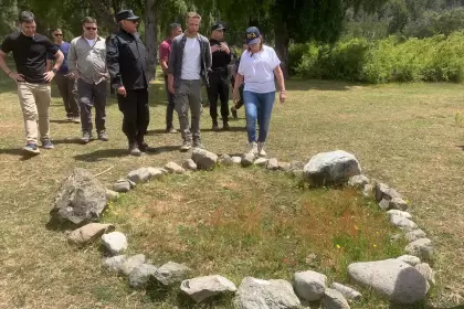 Autoproclamados mapuches, AFUERA: Bullrich concretó el primer desalojo en 18 años de tierras tomadas