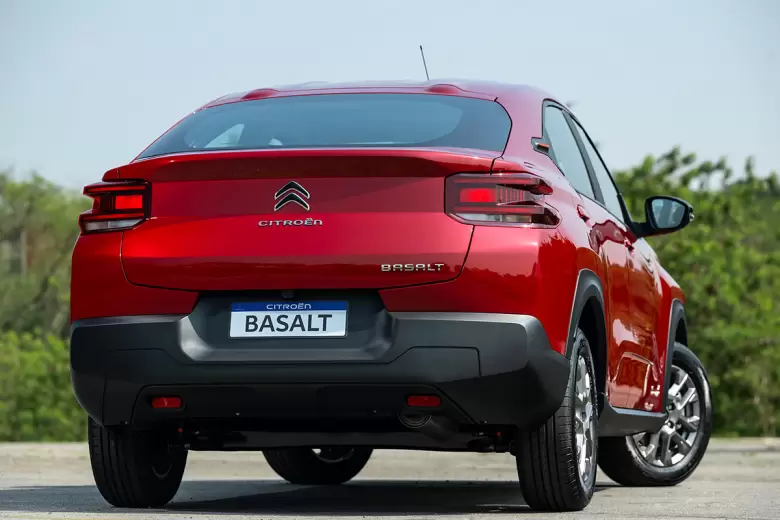 Su diseño combina la propuesta de un SUV y una coupé de cuatro puertas.