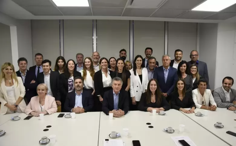 Diputados del PRO junto a Mauricio Macri
