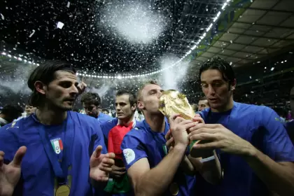 Daniele De Rossi besando la Copa del Mundo que ganó con Italia en 2006