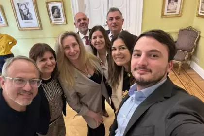 Karina Milei, junto a Sebastián Pareja y Diego Valenzuela.