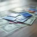 El Banco Central habilitó el pago en dólares con tarjetas de débito y códigos QR