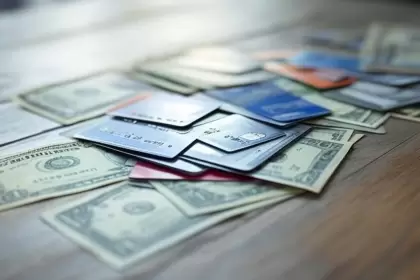 El Banco Central habilitó el pago en dólares con tarjetas de débito y códigos QR